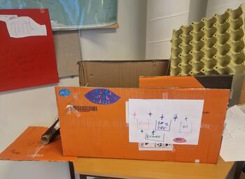 Foto: prototype av en sorteringsrobot i papp. Laget av skoleelever.